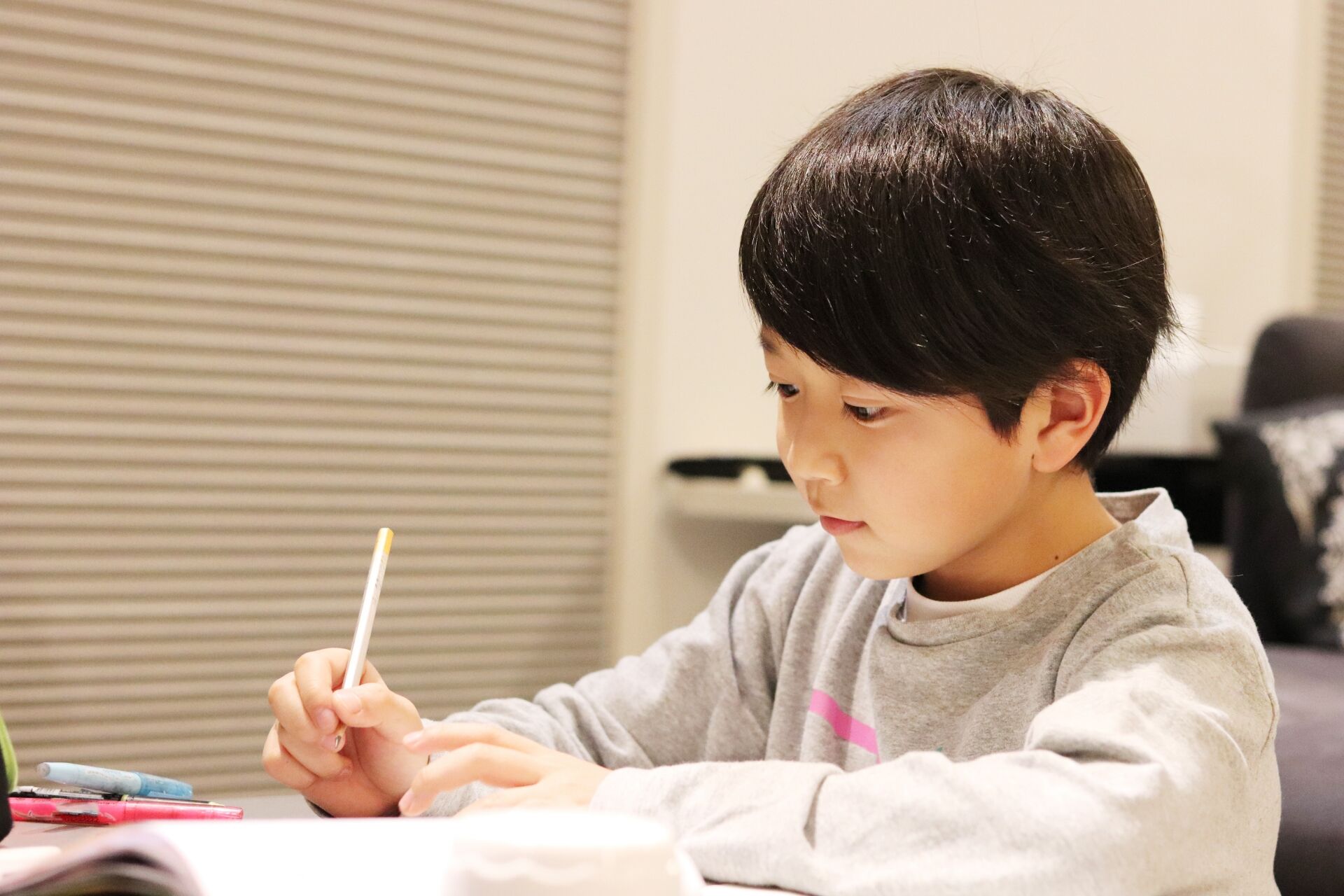 勉強しているお子様